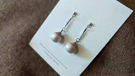 パールの雫の木のピアス