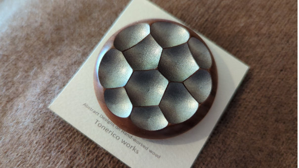 シルバーのように輝く 木のブローチ BCLT-SVSKR-50