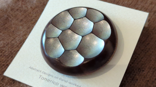 シルバーのように輝く 木のブローチ BCLT-SVBWN-50