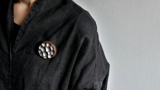 シルバーのように輝く 木のブローチ BCLT-SVBWN-50